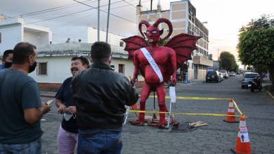Гватемала сжигает чучела дьявола и впускает Рождество.