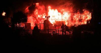 В центре Полтавы горит историческое здание: едкий дым сковал город, центр перекрыт (8 фото)