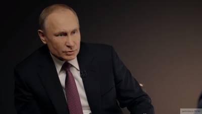 Путин подписал закон об остановке полномочий судей из-за порочащих действий