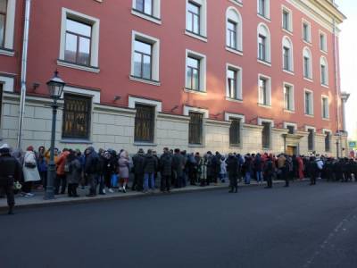Больше сотни москвичей пошли в "поход на мэрию" против дистанционного обучения