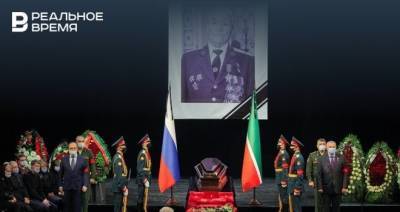 Шаймиев и Минниханов возложили цветы к могиле Героя Советского Союза Бориса Кузнецова — видео