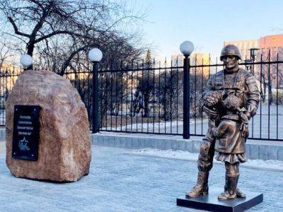 Власть и военные открыли в Чите памятник "Вежливым людям"