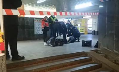 Человека зарезали возле метро на Майдане: детали и кадры трагедии