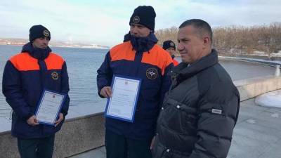 Приморских альпинистов наградили за очистку моста на остров Русский