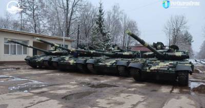 Украинских военных оснастили модернизированными танками и машинами БРЭМ-2