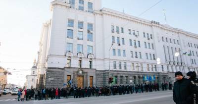 В Харькове новоизбранных депутатов граждане пикетировали под стенами горсовета