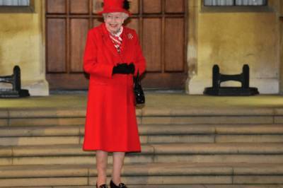 Королева Елизавета II впервые за 9 месяцев появилась на публике с членами семьи