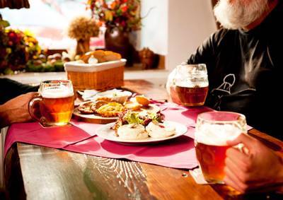 В Чехии ограничили работу ресторанов и запретили пить алкоголь на улицах