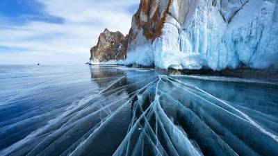 Туристы со всей России едут на Байкал за красивыми фотографиями льда