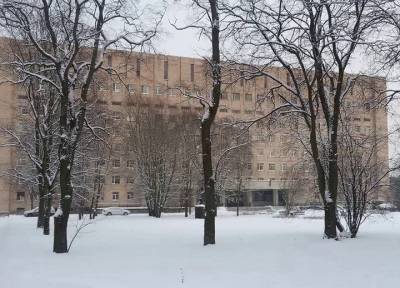 Выписанный из больницы с COVID-19 житель Петербурга через час умер на улице от удушья