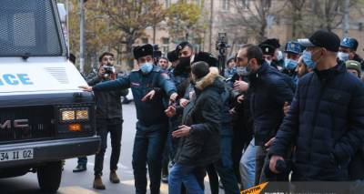 Демонстранты в Ереване попытались перекрыть улицу Мясникяна