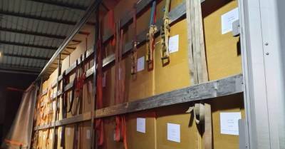 ФОТО. В Риге остановлен грузовик с 13 тоннами контрабандного табака