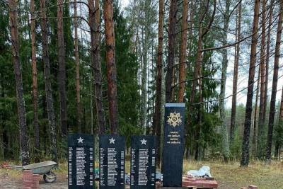 Военные мемориалы ремонтируют в Псковском районе