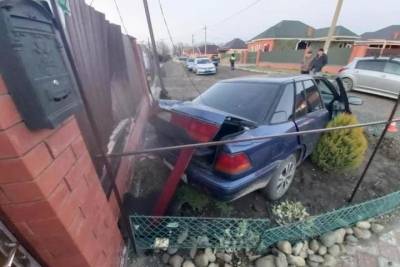 На Кубани 18-летний водитель протаранил забор и травмировал ребенка