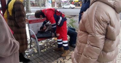 В Одессе мужчина не дождался скорую и умер на улице
