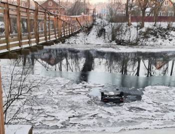 Автомобиль ночью слетел в реку Колпь, проломив лед