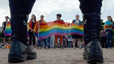 Прага готова «сильно раскошелиться» на гей-парады и легализацию наркотиков в России