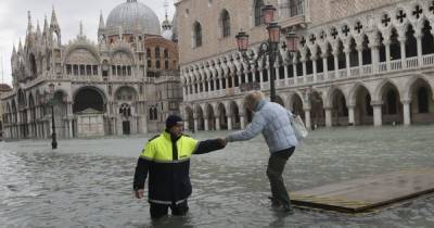 Венецию неожиданно накрыло наводнение из-за мощного шторма