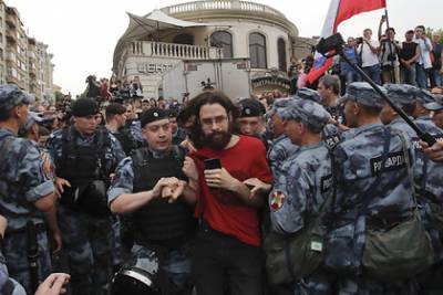 В Госдуме обсудили правовые гарантии журналистов на митингах