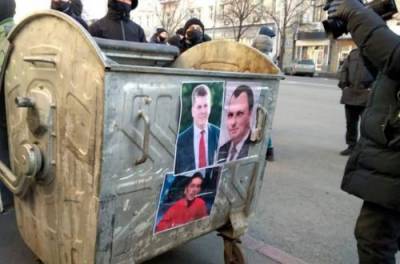 Мэрию Харькова осадили протестующие