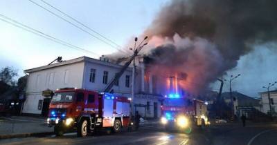 В центре Полтавы сгорело 200-летнее здание, погиб человек (фото, видео)