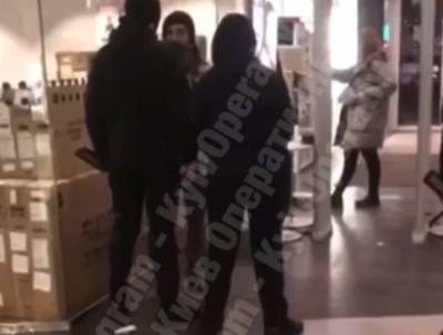 Охрана одного из торговых центров Киева избила посетителя