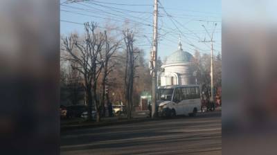 В Воронеже маршрутка с пассажирами врезалась в фонарный столб