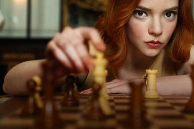 Главная героиня из сериала "Ход королевы" имеет реальный прототип - это известная шахматистка Вера Менчик