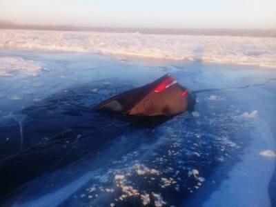 Иномарка провалилась под лед в километре от Макарьева