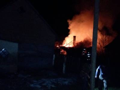 На Львовщине случился сокрушительный пожар в деревянном доме: фото пожарища