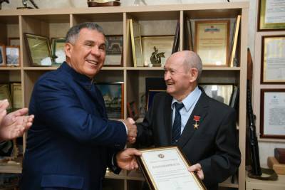 Минниханов вручил ученому Мостюкову медаль к 75-летию Победы