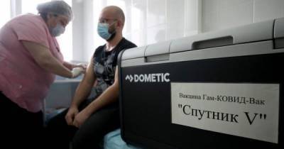 Спутник атакует: все, что известно о скандале вокруг российской вакцины в Украине