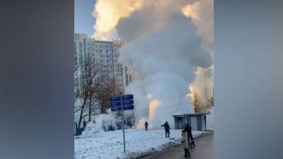 Трехметровый фонтан кипятка забил на юге Москвы