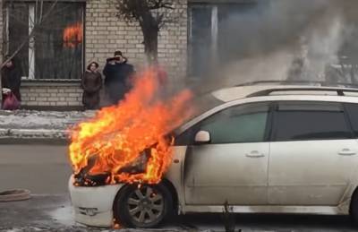 Спасатели и полиция подняты по тревоге: в Киеве на ходу вспыхнуло авто