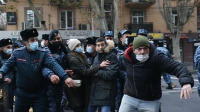 В Ереване протестующие против Пашиняна снова вышли на улицу