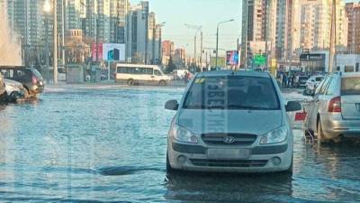 Фонтан холодной воды забил на парковке в одном из районов Петербурга — видео