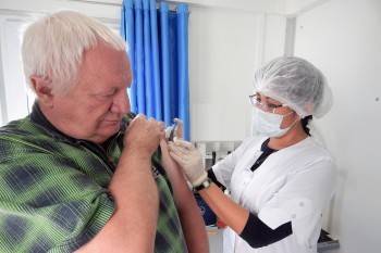 Попова пообещала россиянам старше 60 лет прививку от ковида в ближайшее время