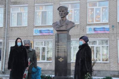 В ульяновской школе №48 открыли памятник Герою Дмитрию Кожемякину