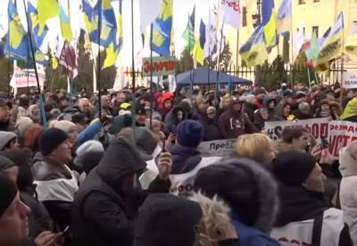 У людей терпение лопнуло: Киев колотит — у Офиса президента митинг