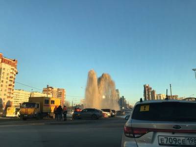Фонтан с холодной водой затопил парковку на Ленинском проспекте