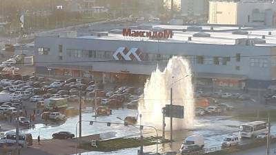 На Ленинском проспекте забил гигантский фонтан с холодной водой