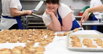 Девушке с синдромом Дауна 15 раз отказывали в работе — а теперь у нее своя пекарня