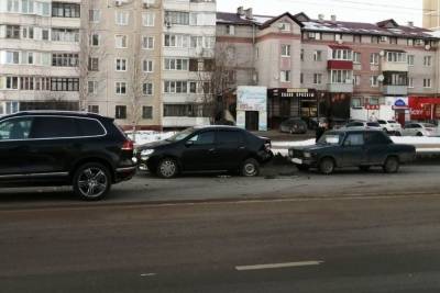 В Костроме произошла двойная авария на ул. Индустриальной