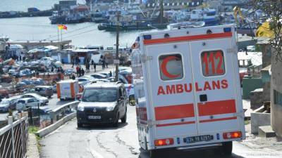 Легковушка опрокинула машину скорой помощи в Турции