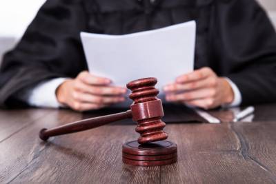 Женщина подала в суд на мужчину, который уже восемь лет не берет ее в жены