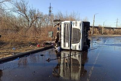 На Донбассе посреди дороги перевернулась автоцистерна с топливом