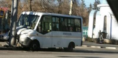 Маршрутка с пассажирами врезалась в фонарный столб в Воронеже