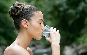Ученые рассказали, какую воду не следует пить по утрам