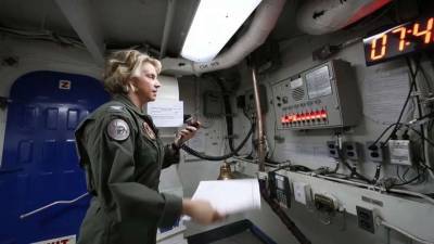 Впервые в истории США командование атомным авианосцем доверили женщине (ВИДЕО)