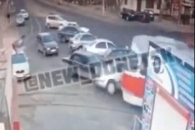 В Донецке трамвай на высокой скорости протаранил автомобиль, видео
